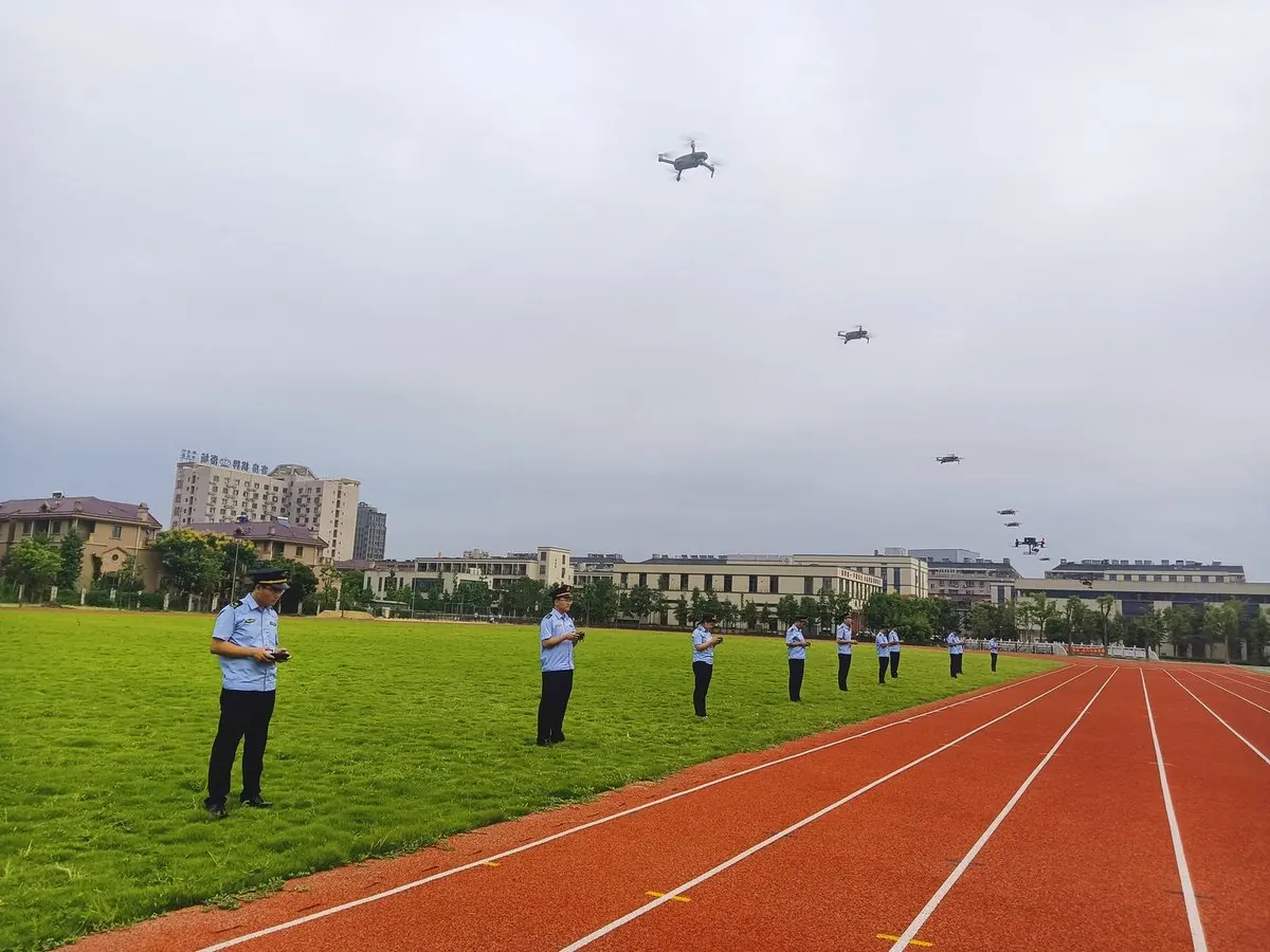 学员在基地外场同时实飞