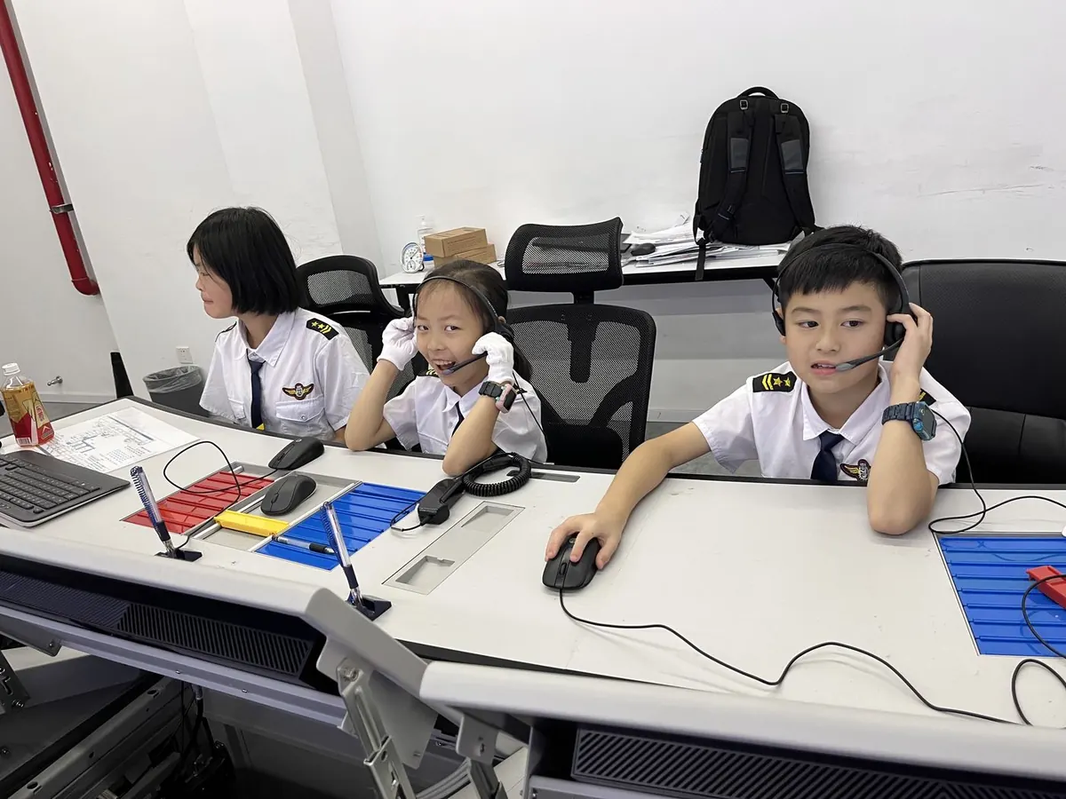学员在实训室拆装调试无人机