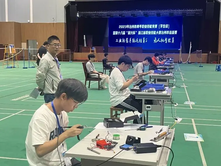 青少年在无人机科技课上操作飞行