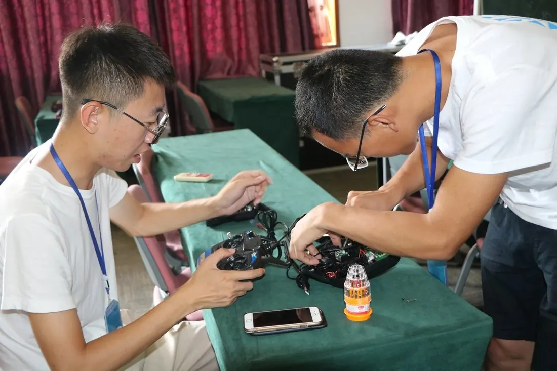 学员在拆装调试无人机